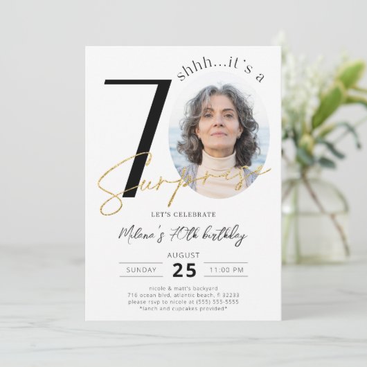 Surprise 70e anniversaire Gold Photo Invitation (Debout devant)