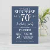 Surprise 70e anniversaire Invitation Bleu (Debout devant)