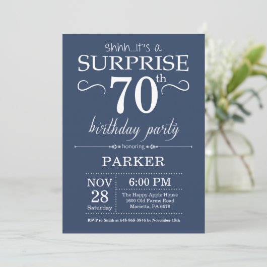 Surprise 70e anniversaire Invitation Bleu (Debout devant)