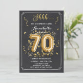 Surprise 70e anniversaire Invitation Gold Chalkboa (Debout devant)