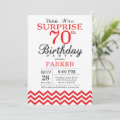 Surprise 70e anniversaire Invitation Red Chevron (Debout devant)