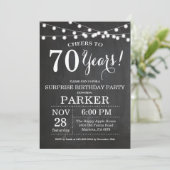 Surprise 70e anniversaire Invitation Tableau de bo (Debout devant)