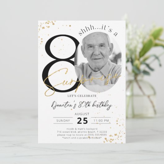 Surprise 80e anniversaire Gold Photo Invitation (Debout devant)