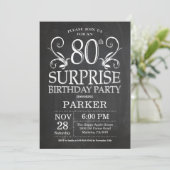 Surprise 80e anniversaire Invitation Chalkboard (Debout devant)