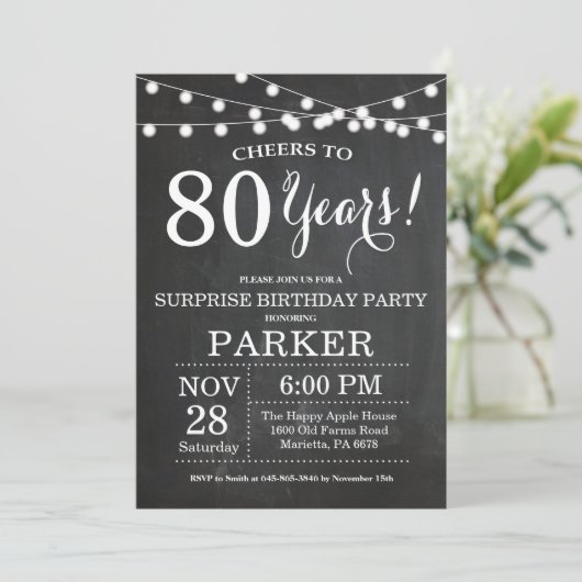 Surprise 80e anniversaire Invitation Chalkboard (Debout devant)