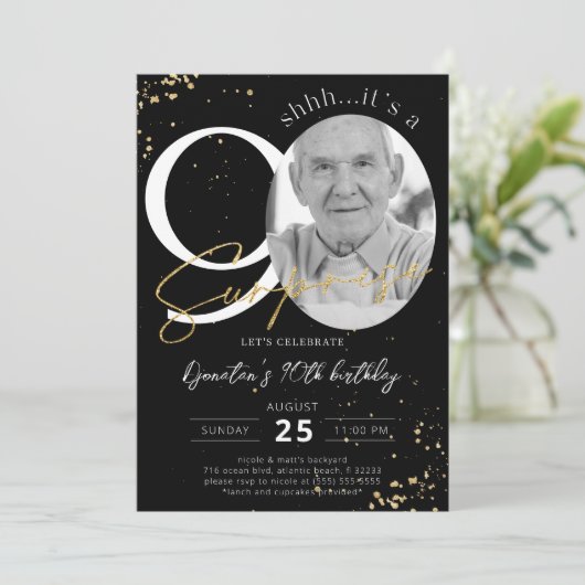 Surprise 90e anniversaire Black Gold Invitation ph (Debout devant)