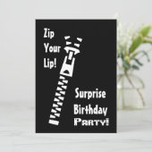 SURPRISE Anniversaire Invitation Zip Your Lip (Debout devant)