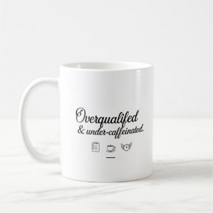 Surqualifié et sous-caféiné – Mug de bureau