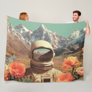 Surreal Astronaut In Flower Field Fleece Deken