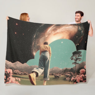 Surreal figuur loopt in het galactische poortje fleece deken