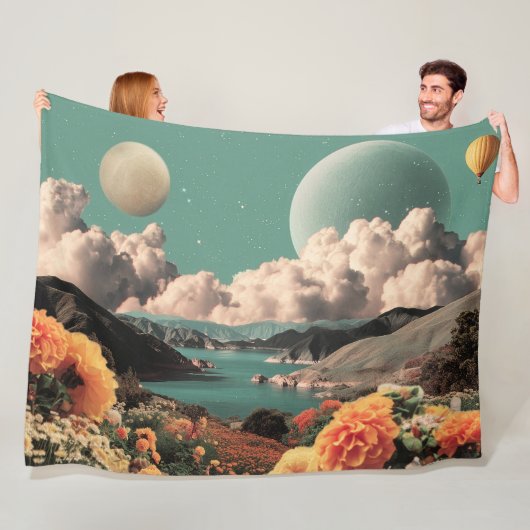 Surreal Mountain Landscape with Planets and Clouds Fleece Deken (In situ)