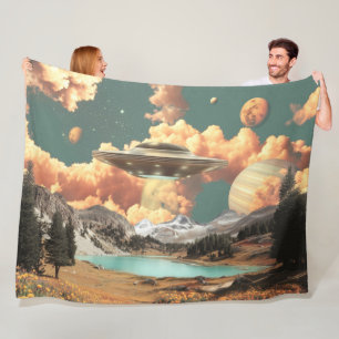 Surreal UFO boven Mountain Lake met planeten Fleece Deken