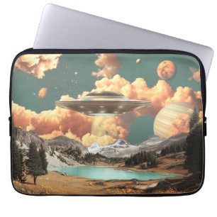 Surreal UFO boven Mountain Lake met planeten Laptop Sleeve