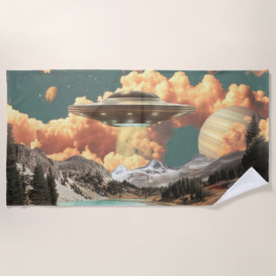 Surreal UFO boven Mountain Lake met planeten Strandlaken