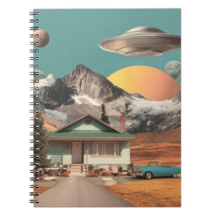 Surreal UFO boven rustieke huis Notitieboek
