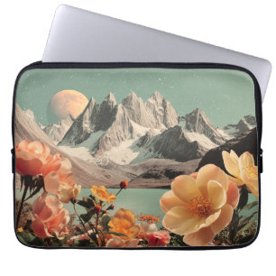 Surrealistisch berglandschap met bloeiende bloemen laptop sleeve