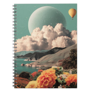 Surrealistisch berglandschap met planeten en wolke notitieboek