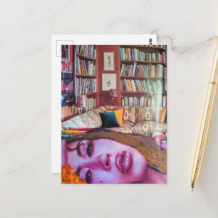 Surrealistisch gezicht in de bibliotheek kamer col briefkaart