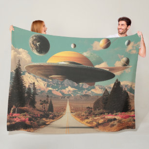 Surrealistisch landschap met weg, UFO en Saturnus Fleece Deken