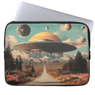 Surrealistisch landschap met weg, UFO en Saturnus Laptop Sleeve