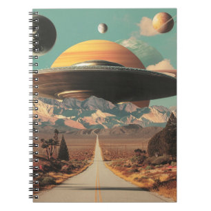 Surrealistisch landschap met weg, UFO en Saturnus Notitieboek
