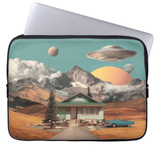 Surrealistisch UFO boven rustieke woning Laptop Sleeve