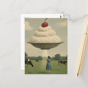 Surrealistisch UFO-dessert in een melkweide Briefkaart