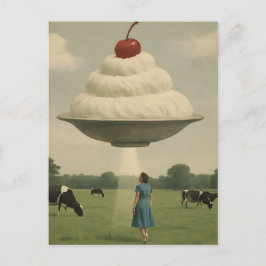 Surrealistisch UFO-dessert in een melkweide Briefkaart