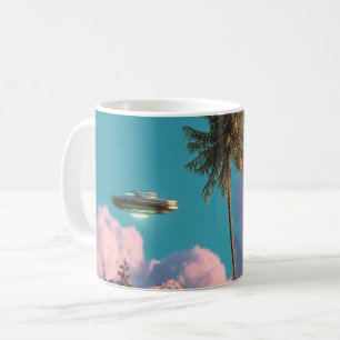 Surrealistisch UFO- en palmbomenberglandschap Koffiemok