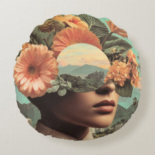 Surrealistisch vrouwenportret met bloemmotieven rond kussen