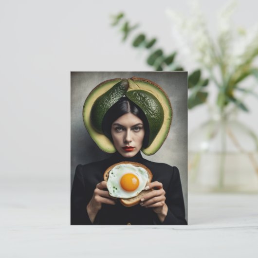 Surrealistische avocado toast en ei ontbijt vrouw briefkaart (Staand voorkant)