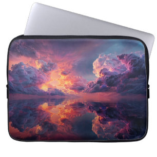 Surrealistische dramatische wolken met vurige zons laptop sleeve