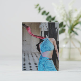 Surrealistische flamingo die blauw draagt in een k briefkaart