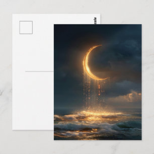Surrealistische gouden halvemaan boven de oceaan briefkaart
