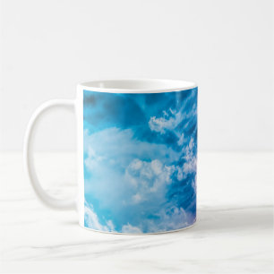 Surrealistische lucht, dromerige abstracte kunst. koffiemok