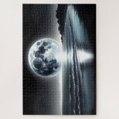 Surrealistische maanopkomst boven rustige oceaanku legpuzzel (Verticaal)
