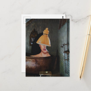 Surrealistische mooie vrouw in koperen badkuip col briefkaart