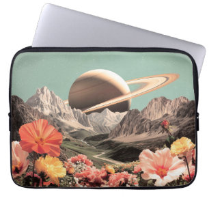 Surrealistische Saturnus boven bergvallei Laptop Sleeve