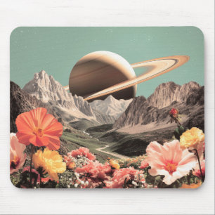 Surrealistische Saturnus boven bergvallei Muismat