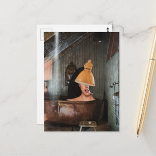Surrealistische vrouw in roestige koperen badkuip  briefkaart