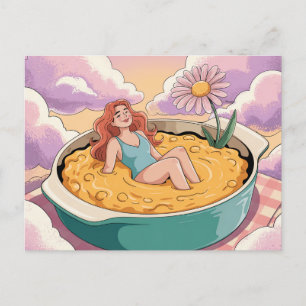 Surrealistische vrouw zit in badpak in Cheesy Dish Briefkaart