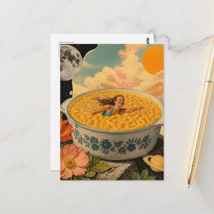 Surrealistische vrouw zwemt in een kom cheesy noed briefkaart