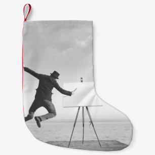 surrealistische zwart - witte kunstschilder die op kleine kerstsok