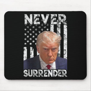 Surrender Trump Mok Shot 2024 Amerikaanse vlag Vro Muismat