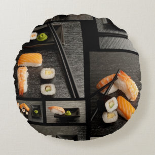 Sushi-collectie op zwarte achtergrond rond kussen