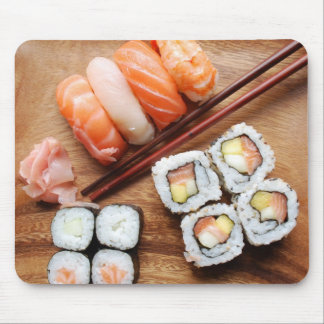 Sushi - Japonese levensmiddelen (op een houten bor Muismat