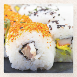 Sushi op een bord glazen onderzetter
