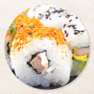 Sushi op een bord ronde kartonnen onderzetter