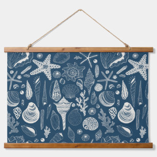 Suspendue Coquilles de mer sur la tapisserie blanche pendant