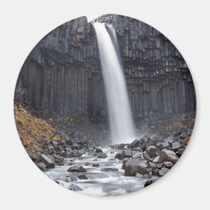 Svartifoss waterval in IJsland rond magnet Magneet